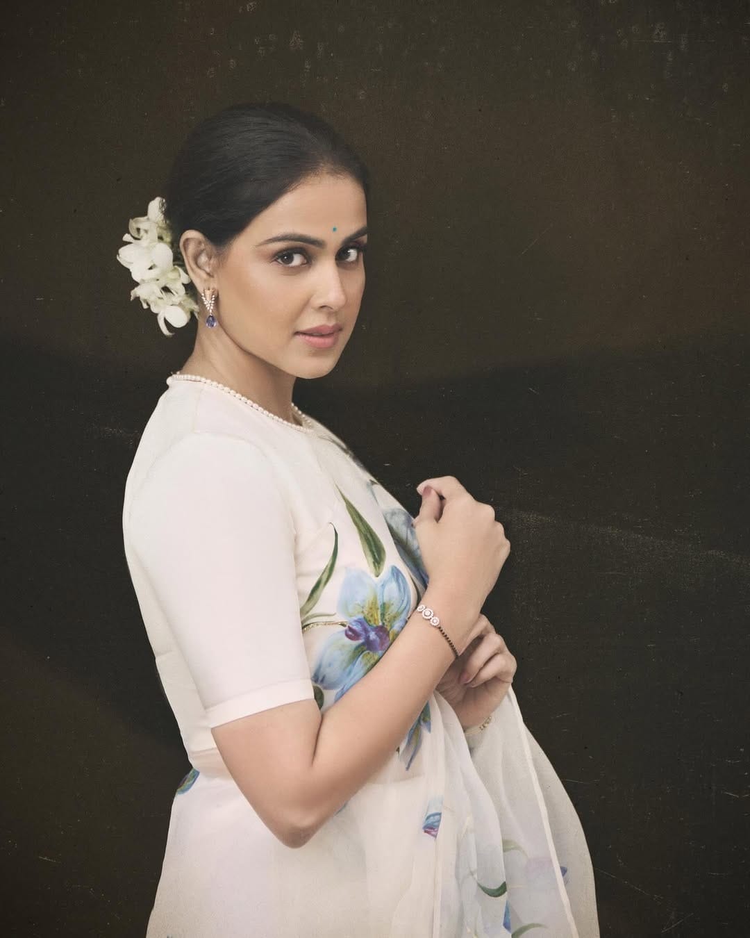 जिनिलिया दोन मुलांची आई आहे. पण अभिनेत्रीचं फिटनेस पाहून कोणीत म्हणणार नाही की, जिनिलिया हिला दोन मुलं असून ते शालेय शिक्षण पूर्ण करत आहेत. 