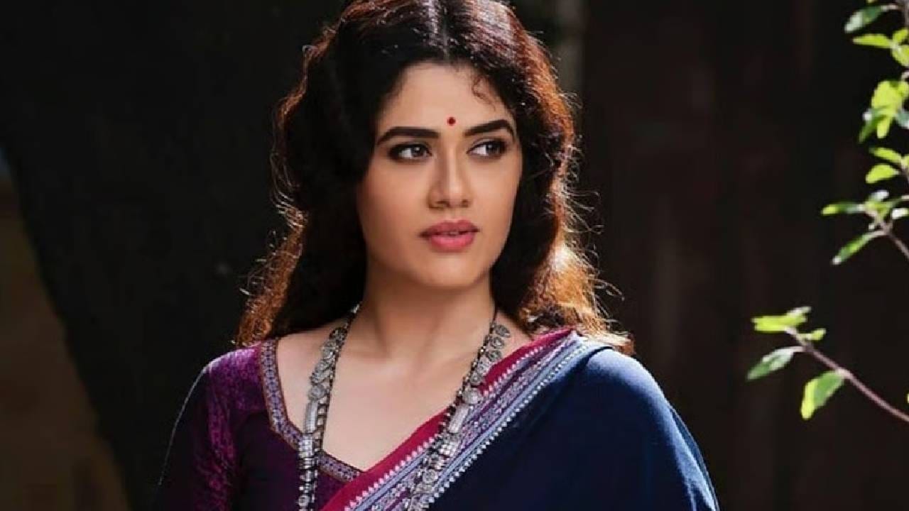 गिरिजा ओकने आकाशी रंगाची साडी नेसून एक मुलाखत दिली होती. या मुलाखतीमधील तिचा सिंपल लूक पाहून चाहते तिच्यावर फिदा झाले. त्यानंतर गिरिजा नॅशनल क्रश ठरली. त्यानंतर चाहत्यांमध्ये गिरिजाविषयी जाणून घेण्याची उत्सुकता वाढली आहे.