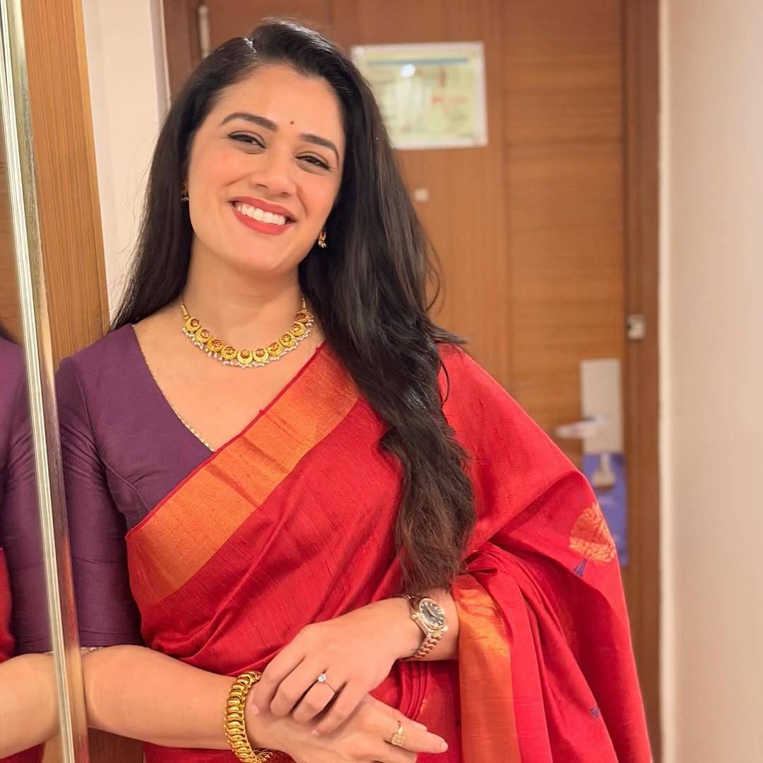 सोशल मीडियावर दररोज अनेक ट्रेंड्स सुरू होतात आणि समुद्राच्या लाटेप्रमाणे त्या काही वेळानंतर ओसरतातही. परंतु 'नॅशनल क्रश' बनलेल्या गिरीजाला तिच्या ट्रेंडने एक वेगळी ओळख मिळवून दिली आहे आणि ती अजूनही कायम असल्याचं पहायला मिळतंय. 
