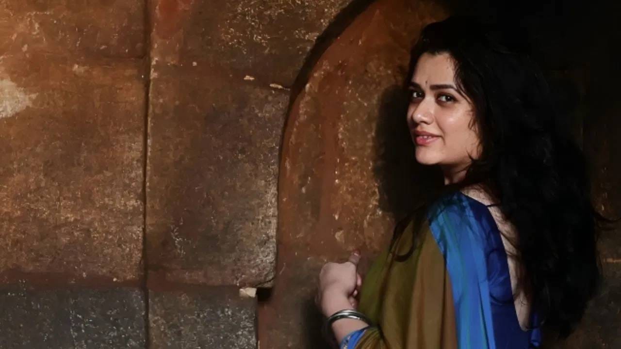 गिरिजा ओक (Girija Oak Godbole)ने नुकत्याच एका मुलाखतीत आपल्या कौटुंबिक जीवनाबद्दल मन मोकळे केले. तिच्या आई-वडिलांच्या घटस्फोटानंतर आई पद्मश्री पाठक यांनी संजय पाठक यांच्याशी दुसरे लग्न केले. संजय पाठक यांना त्यांच्या पहिल्या लग्नातून दोन मुले होती.