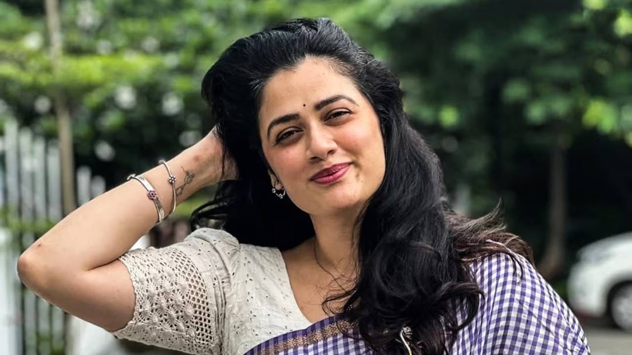 सूत्रांनी दिलेल्या माहितीनुसार, गिरिजा ओकची कमाई ही नाटक, चित्रपट, वेब सीरिज, जाहिरातींमध्ये काम केल्यानंतर होते. गिरिजाकडे एकूण 2 ते 5 मिलियन इतकी संपत्ती आहे.