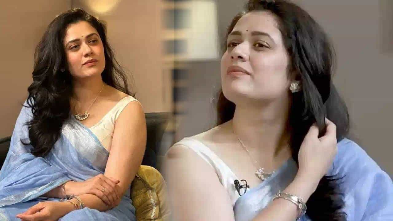 मराठमोळी अभिनेत्री गिरिजा ओक ही गेल्या काही दिवसांपासून चांगलीच चर्चेत आहे. एका मुलाखतीमध्ये तिने आकाशी रंगाची साडी नेसून हजेरी लावली होती. अतिशय सिंपल लूकमधील गिरिजावर अनेकजण फिदा झाले. त्यानंतर बघताबघता गिरिजा नॅशनल क्रश ठरली. त्यानंतर गिरिजा सतत चर्चेत आहे.