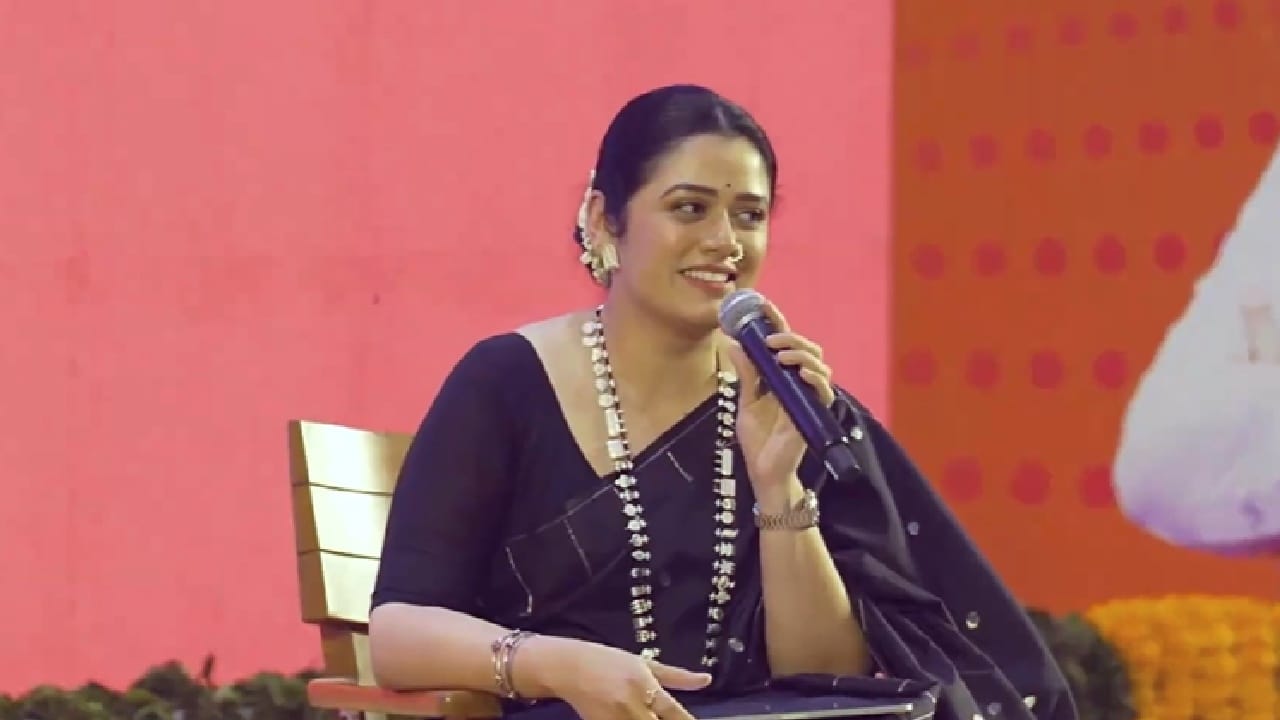 निळ्या साडीमध्ये एका रात्रीत नॅशनल क्रश बनलेली मराठी अभिनेत्री आणि सौंदर्य क्वीन गिरिजा ओक आता तिच्या लुकमुळे नाही तर एका वेगळ्याच कारणामुळे चर्चेत आली आहे. 