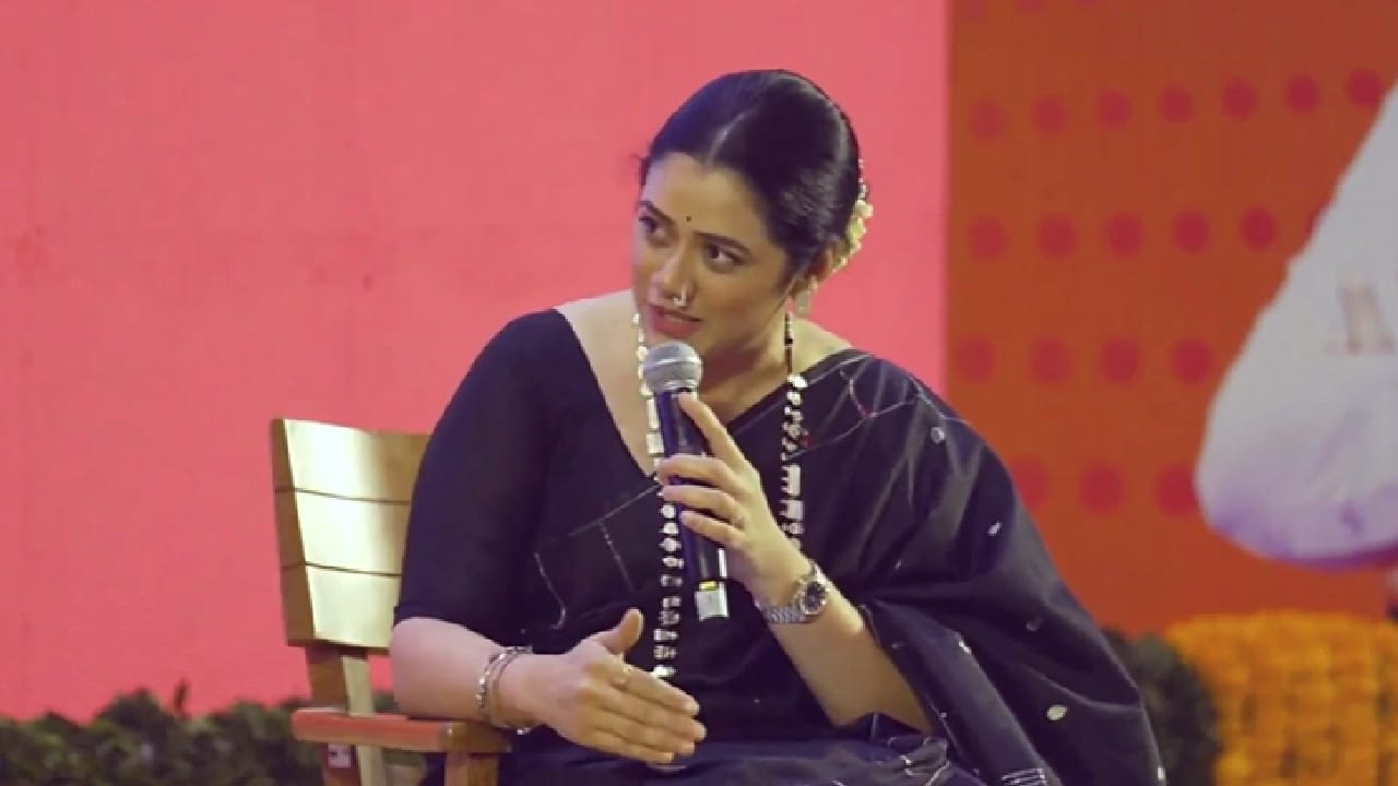 ती फडणवीसांना म्हणाली की, मला पुणेकरांच्या वतीने तुम्हाला एक प्रश्न विचारायचा आहे. पण मनात भिती आहे. कारण मी पुण्याची नसून पुण्याची सून आहे. 