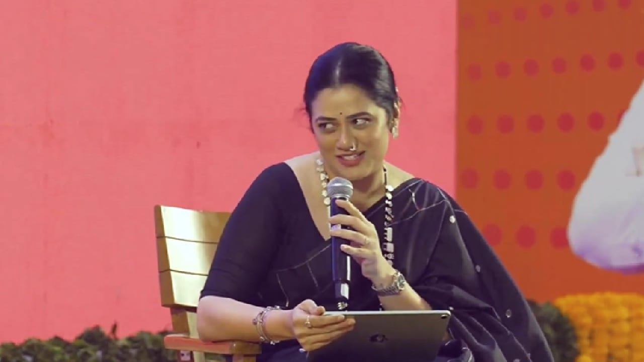 रविवार 11 जानेवारी रोजी गिरिजा ओकने महाराष्ट्र् राज्याचे मुख्यमंत्री देवेद्र फडणवीस यांची मुलाखत घेतली. या मुलाखतीमध्ये अनेक प्रश्न गिरिजा ओकने फडणवीसांना विचारले. 