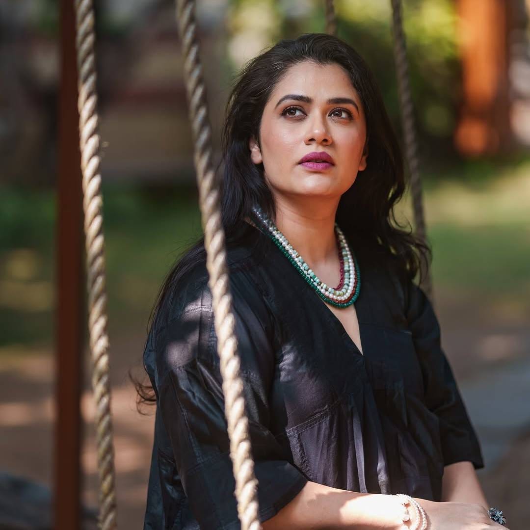 'मी माझ्या उदरनिर्वाहासाठी वेगवेगळे कपडे घालू शकते, याबद्दल मी कृतज्ञ आहे', असं कॅप्शन तिने या फोटोंना दिलं आहे. गिरीजाच्या या फोटोंवर नेटकऱ्यांनी विविध प्रतिक्रिया दिल्या आहेत. अमृता खानविलकर, अभिज्ञा भावे यांसारख्या सेलिब्रिटींनीही तिच्या या लूकचं कौतुक केलं आहे. 
