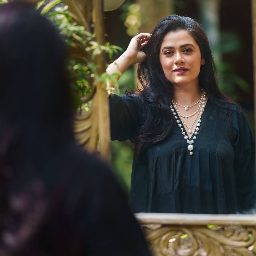 'देवाने अत्यंत निवांत वेळ घेऊन तुला बनवलं आहे', अशी कमेंट एकाने या फोटोंवर केली आहे. तर काहींनी कमेंट बॉक्समध्ये थेट शायरीच लिहिली आहे. 'सौंदर्याची खाण..' असंही दुसऱ्या युजरने म्हटलं आहे. 
