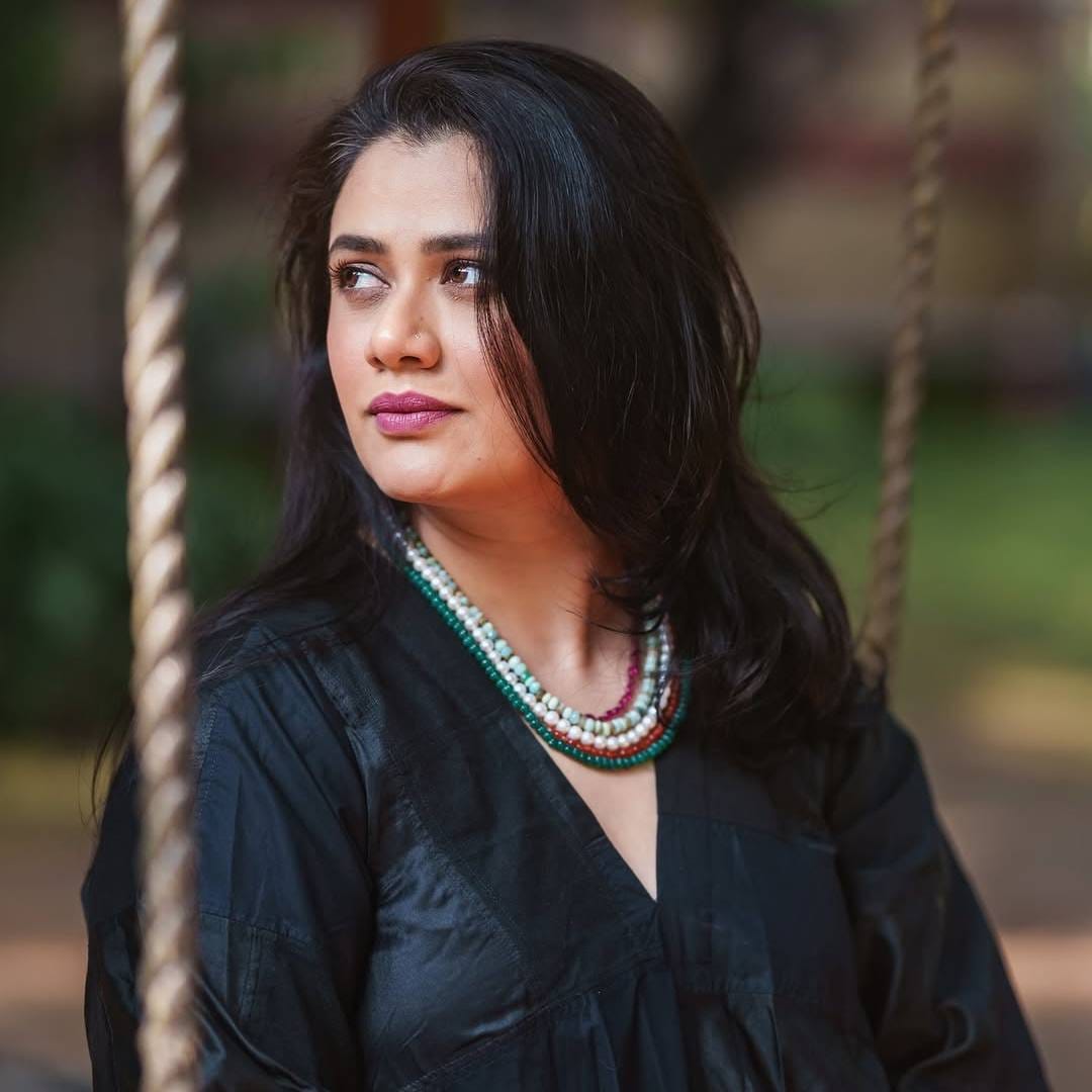 'नॅशनल क्रश' गिरीजा ओक.. हे नाव आता काही नवीन राहिलेलं नाही. मराठी कलाविश्वात फार आधीपासूनच लोकप्रिय असलेला हा चेहरा आता देशभरात दाद मिळवतोय. निळ्या साडीतल्या मनमोहक अंदाजाने नेटकऱ्यांना भुरळ पाडल्यानंतर आता गिरीजा काळ्या ड्रेसमध्ये परतली आहे.