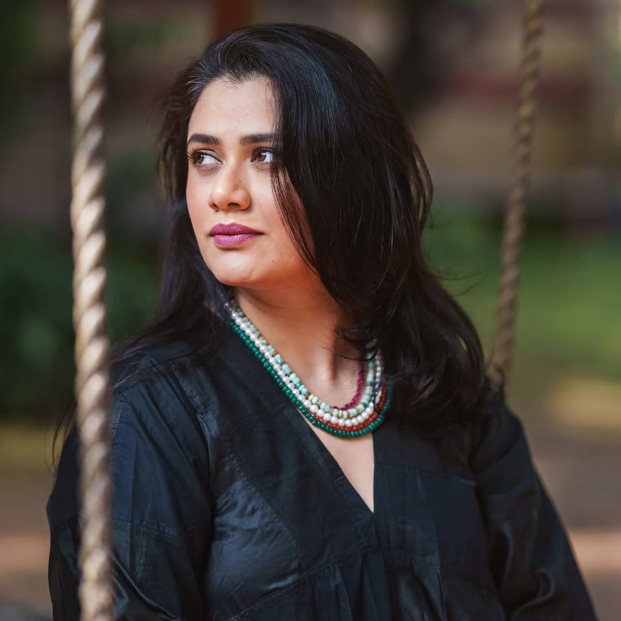 'नॅशनल क्रश' गिरीजा ओक.. हे नाव आता काही नवीन राहिलेलं नाही. मराठी कलाविश्वात फार आधीपासूनच लोकप्रिय असलेला हा चेहरा आता देशभरात दाद मिळवतोय. निळ्या साडीतल्या मनमोहक अंदाजाने नेटकऱ्यांना भुरळ पाडल्यानंतर आता गिरीजा काळ्या ड्रेसमध्ये परतली आहे. 
