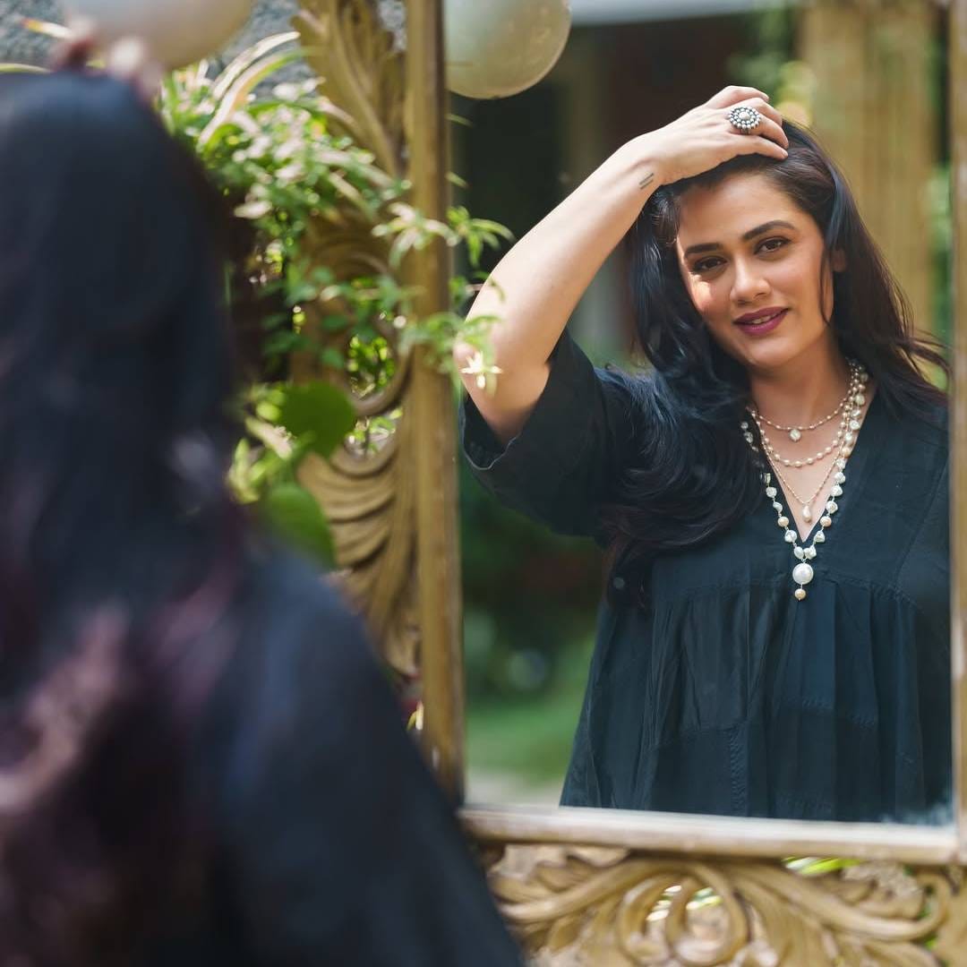 गिरीजा ओकने आता कुठलेही फोटो पोस्ट केले, तरी नेटकऱ्यांमध्ये त्याची चांगलीच चर्चा होते. त्या फोटोंवर लाइक्स आणि कमेंट्सचा वर्षाव होतो. इन्स्टाग्राम नुकतेच तिने काळ्या ड्रेसमधील फोटो पोस्ट केले आहेत. 
