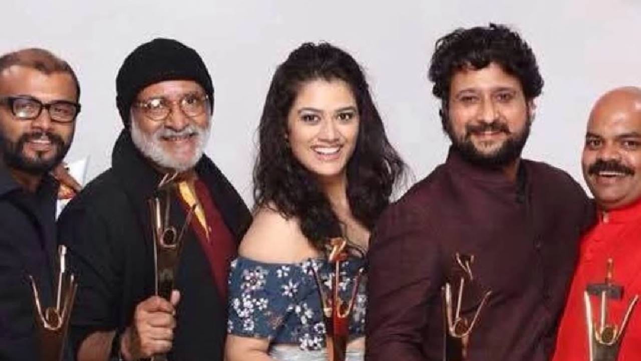 'दोन स्पेशल' या नाटकाच्या टीमसोबतही तिने फोटो शेअर केले आहेत. गिरीजाच्या या फोटोंवर चाहत्यांनी लाइक्स आणि कमेंट्सचा वर्षाव केला आहे. 'क्या खूब लगती हो, बडी सुंदर दिखती हो' असे गाण्याचे बोल लिहित नेटकऱ्यांनी गिरीजाच्या सौंदर्याचं कौतुक केलं आहे. 
