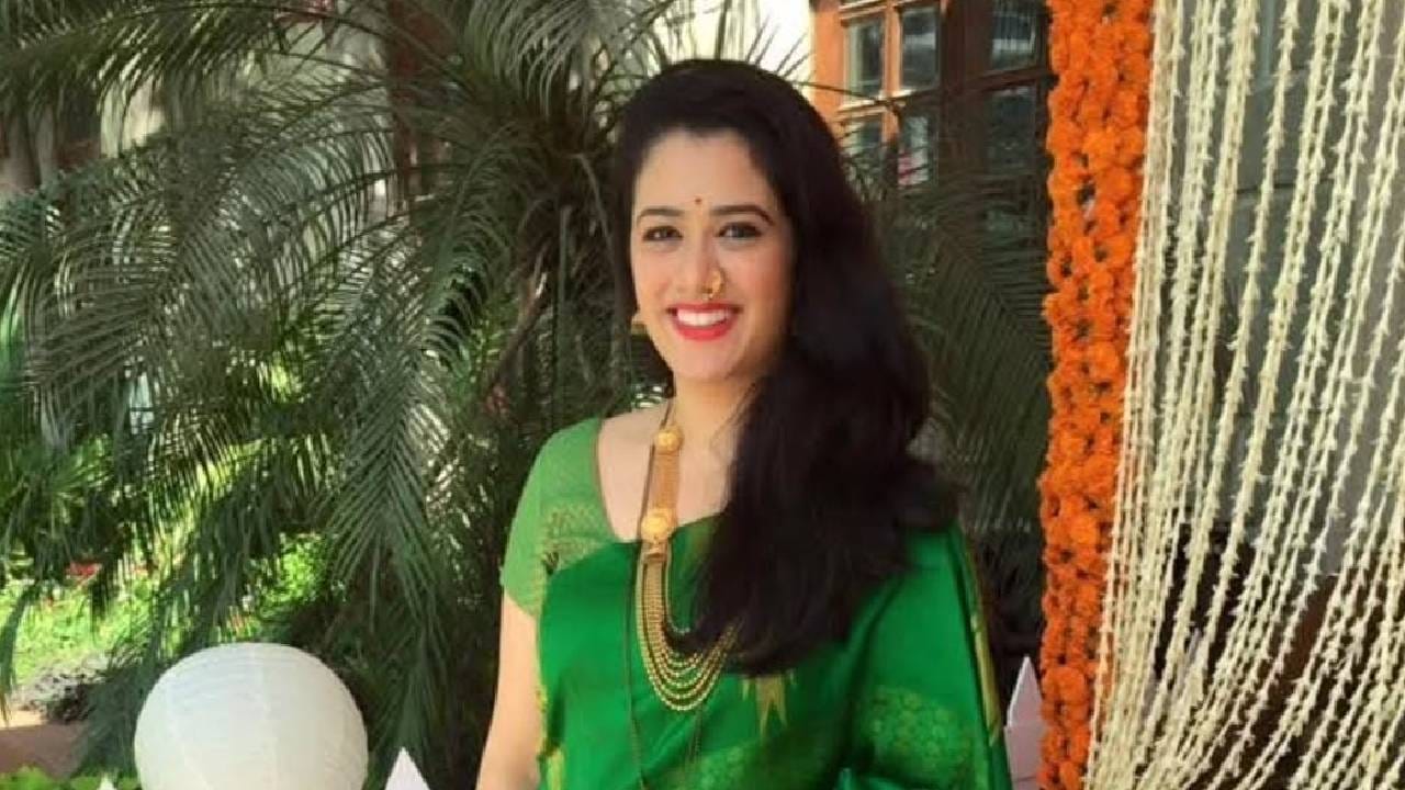 'व्हायरल 2016 ट्रेंड'मध्ये सहभागी होण्याचा मोह 'नॅशनल क्रश' गिरीजा ओकलाही अनावर झाला. तिनेही तिच्या इन्स्टाग्राम अकाऊंटवक 2016 मधील तिचे काही खास क्षण पोस्ट केले आहेत. गिरीजा 10 वर्षांपूर्वीही तितकीच सुंदर आणि साधी होती, हे या फोटोंमधून स्पष्ट होतंय. 
