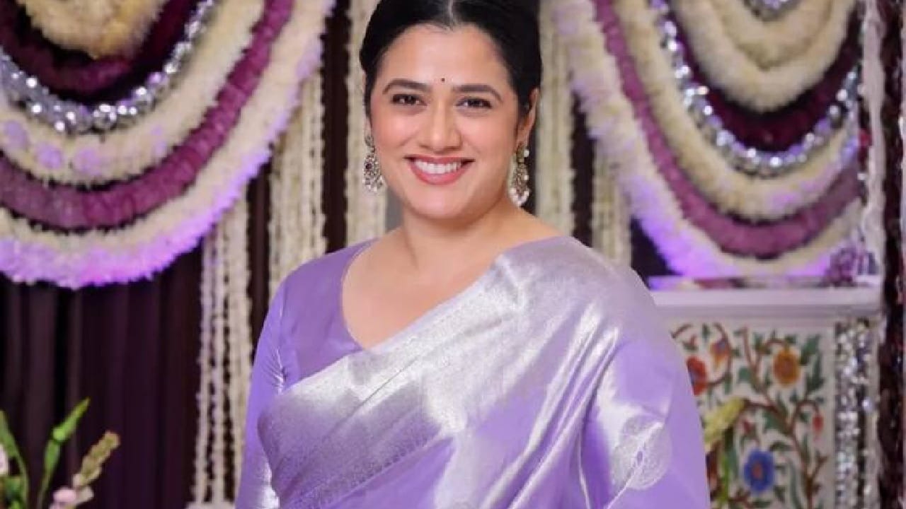 गिरिजा ओकने नॅशनल क्रश बनल्यानंतर एका मुलाखतीत अनेक खुलासे केले आहेत. यामध्ये तिने ती ज्या साडीमुळे एका रात्रीत प्रसिद्ध झाली त्याच साड्यांबाबत तिने एक वक्तव्य केलं आहे. 