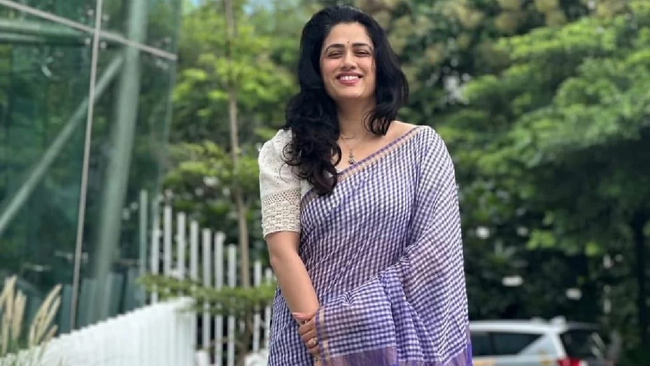 गिरिजा ओककडे त्या निळ्या साडीसोबत 50 वर्षे जुन्या साड्या आहेत. अभिनेत्रीकडे एकूण 400 साड्यांचं कलेक्शन आहेत. ज्यामधील अनेक साड्यांमधील फोटो तिने तिच्या चाहत्यांसाठी शेअर केले आहेत. 