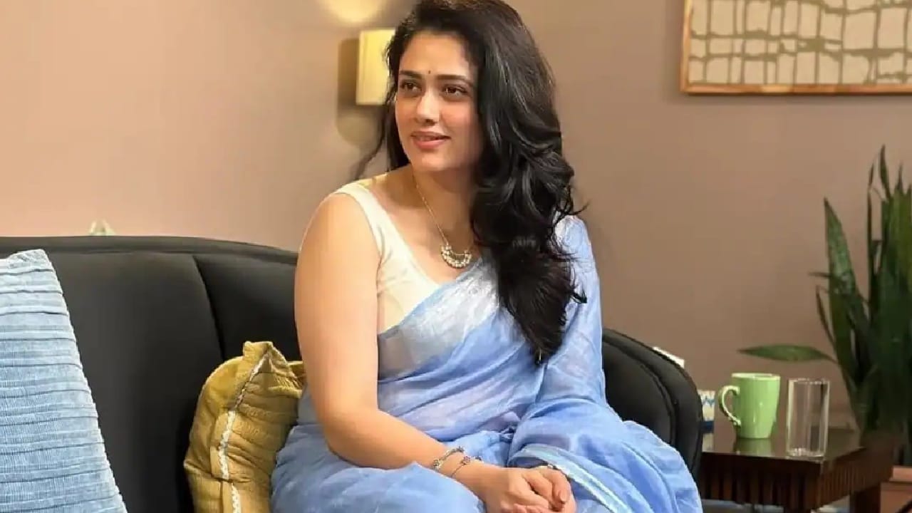 Hauterrfly ला दिलेल्या मुलाखतीत तिने तिच्याकडे असणाऱ्या साड्या या तिच्या आई आणि बहिणीकडून  मिळाल्याचं तिने सांगितलं