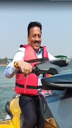 गिरीश महाजन यांनी घेतला स्पीड बोटिंग आनंद.