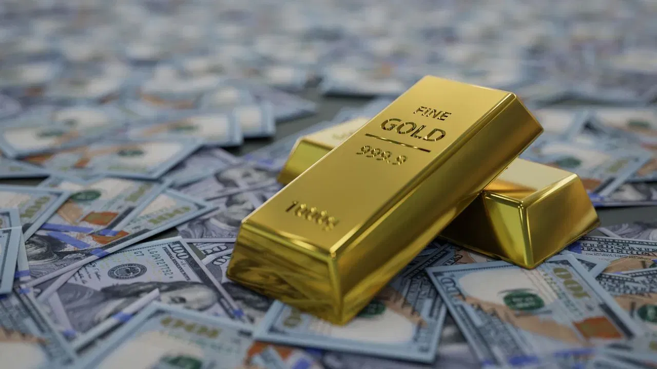 MCX वर चांदीच्या किमतीत सुमारे ३.७१ टक्क्यांची मोठी वाढ झाली आहे. सकाळच्या वेळी चांदीचा भाव ९,०३८ रुपये वाढून २,५२,३६२ रुपये प्रती किलोग्रॅम झाला आहे. चांदीच्या किमतीत इतकी मोठी वाढ झाल्यानंतर आता ती जुने रेकॉर्डजवळ पोहोचली आहे. बाजारात सध्या चांदीची मागणी खूप जास्त आहे आणि पुरवठा कमी असल्यामुळे दर सतत वाढत आहेत.