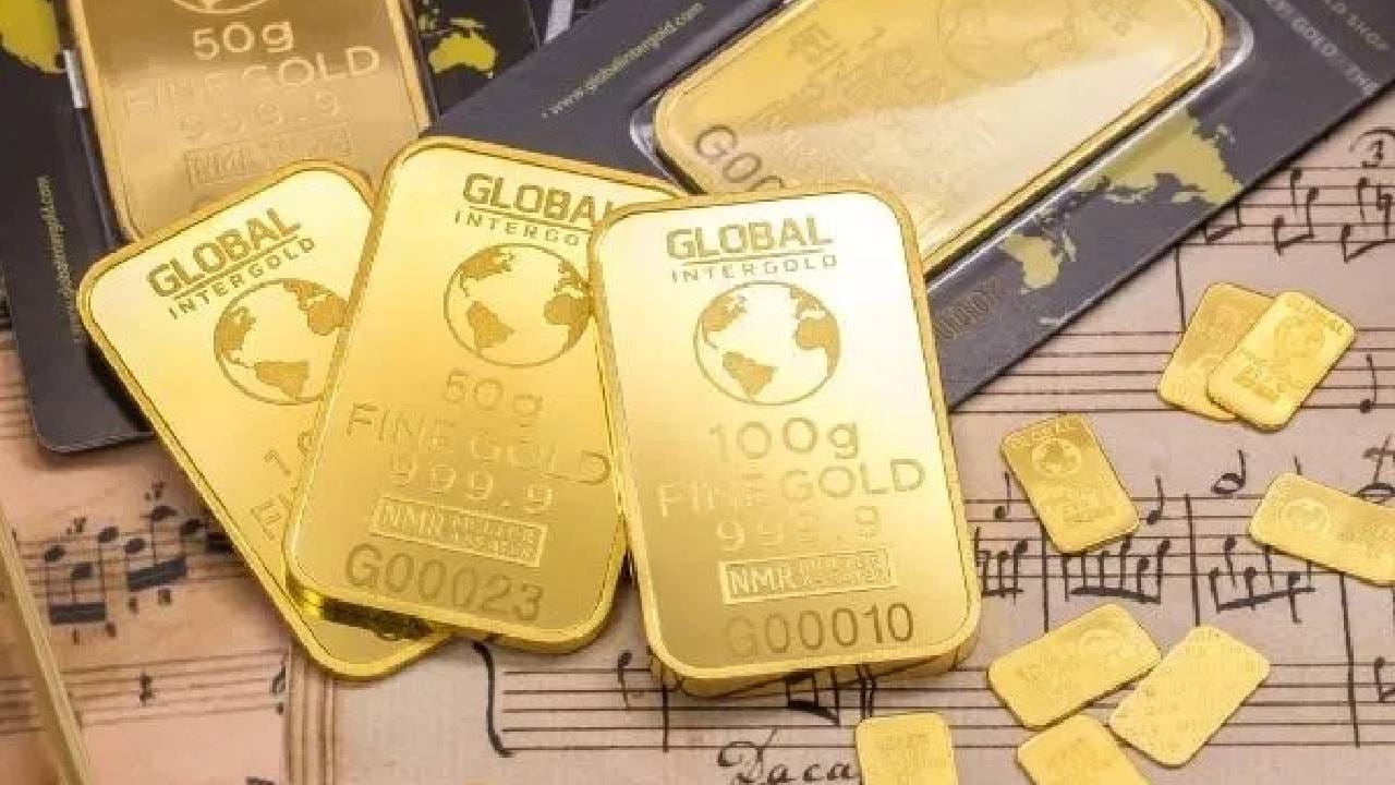 गेल्या वर्षी पासून सोने आणि चांदीच्या भावात मोठी वाढ होताना दिसत आहे. त्यामुळे सर्वसामान्यांना सोने खरेदी करण्यापूर्वी दहा वेळा विचार करावा लागणार आहे. पण आजच्या चांदीच्या दरात मोठी घसरण झाली आहे.