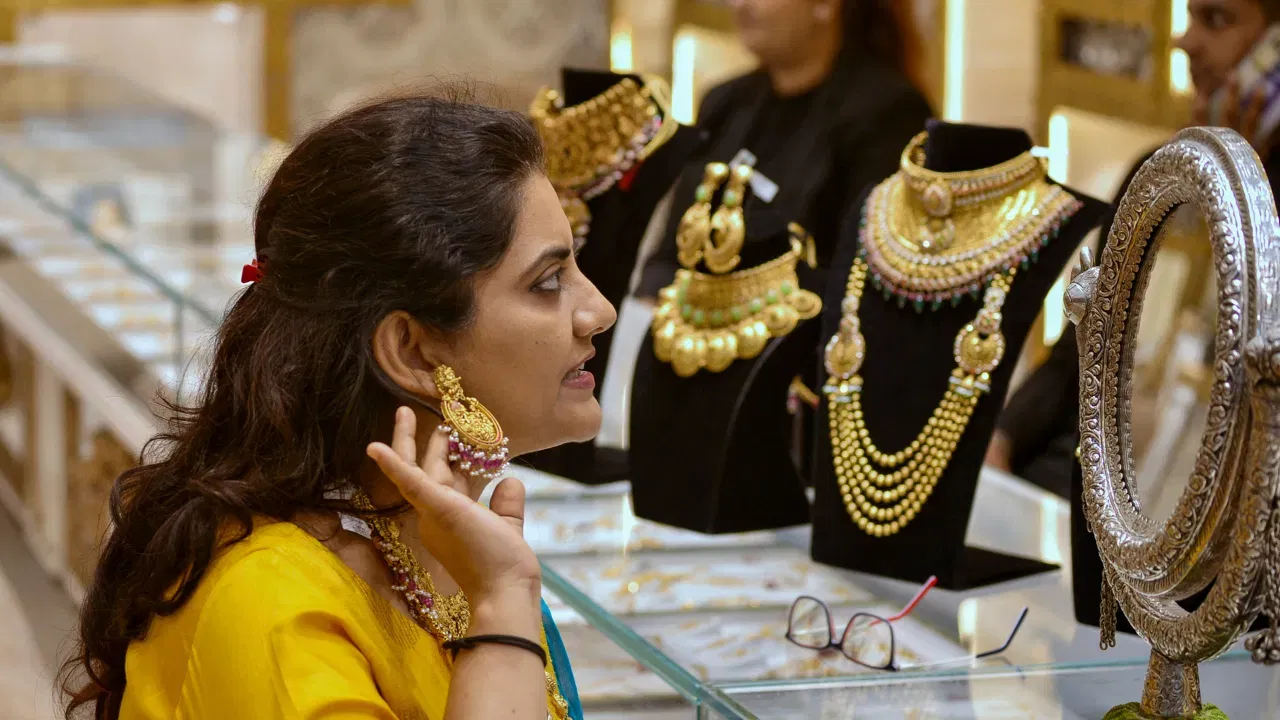 गेल्या वर्षीपासून सोन्याच्या भावात मोठी वाढ झाली आहे. हे भाव सर्वसामान्यांच्या खिश्याला न परवडणारे आहेत. त्यामुळे लग्न असो वा कोणता आनंदाचा सोहळा आता सोन्याचे दागे बनवण्यावर तसेच वापरणेही अनेकांनी कमी केले आहे. आज मात्र, हे सोन्याचे भाव कमी झाले आहेत.