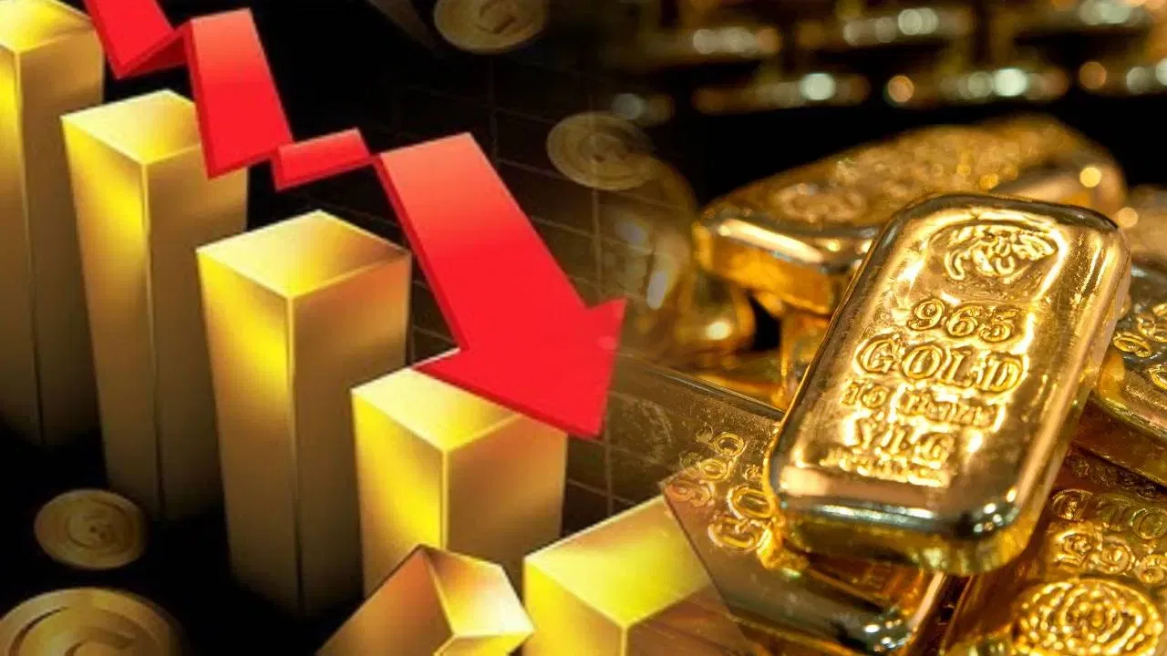 सोने हे भारतीय संस्कृतीमध्ये अतिशय महत्त्वाचे, मौल्यवान आणि प्रतिक्षीत वस्तू समजले जाते. लग्नकार्यांमध्ये सोने हा महत्त्वाचा घटक असतो. एखाद्या मुलीला तिच्या कुटुंबाकडून किती सोने दिले जाते यावरुन ते किती श्रीमंत आहेत हे पूर्वी ठरवले जायचे. आजही अनेकजण सोन्याचे दागिने वापरतात. पण सतत वाढणारे सोन्याचे भाव आकाशाला स्पर्श करत आहेत. मात्र, आज हा भाव घसरला आहे.