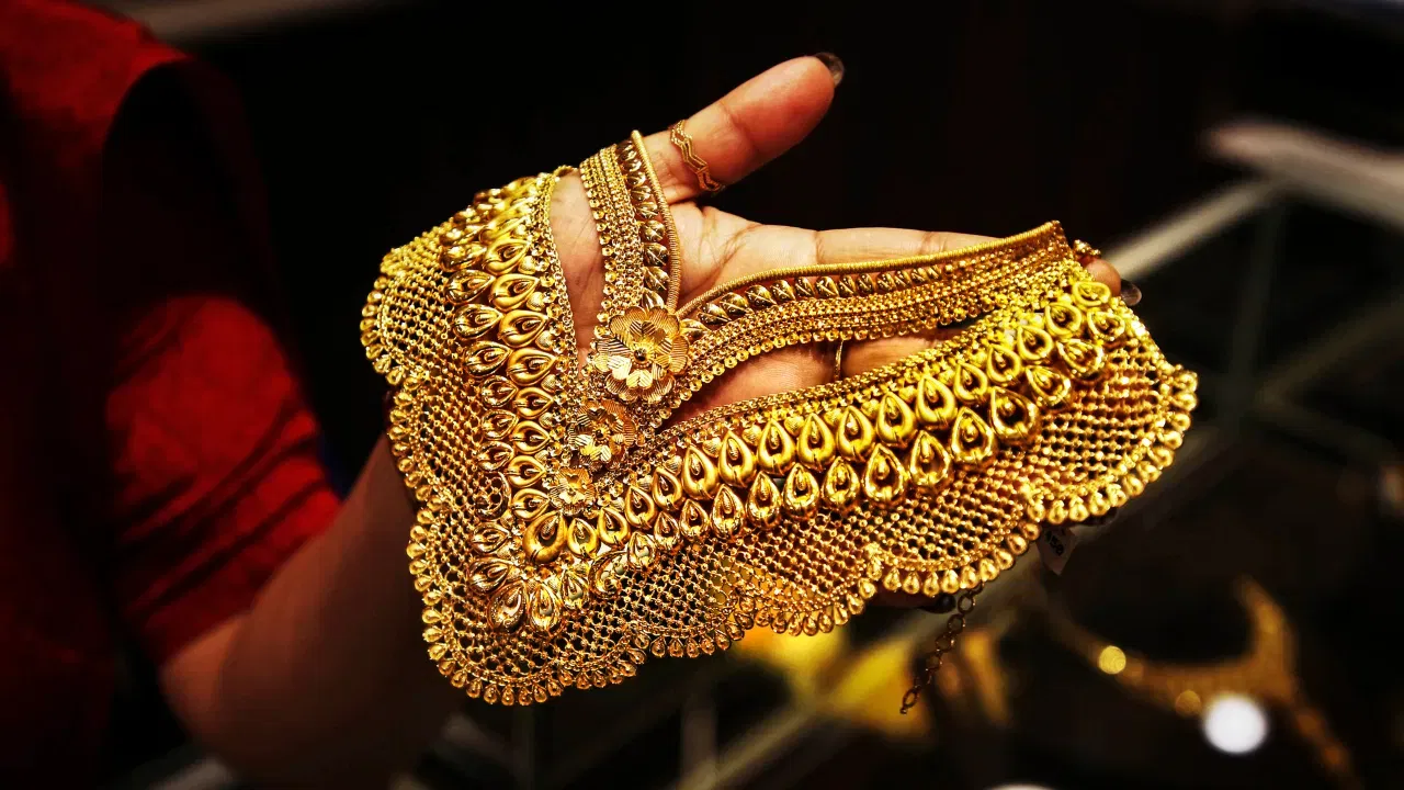 सोन्याचे दर जीएसटी सह 1 लाख 56 हजार 45 हजार रुपयांवर तर 3 लाख 17 हजार 240 रुपयांवर पोहचले आहेत. गेल्या चार दिवसांपासून सोन्याच्या चांदीच्या दरामध्ये मोठी तेजी आली होती. मात्र, आज दरात घसरण झाल्यामुळे ग्राहकांना दिलासा मिळाला आहे. 