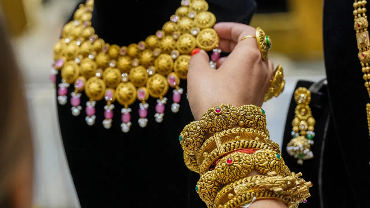 (टीप- वरच्या लेखात दिलेली माहिती ही प्राथमिक स्वरुपाची आहे. या लेखाच्या माध्यमातून गुंतवणूक करण्याचा सल्ला दिलेला नाही. कुठेही प्रत्यक्ष वा अप्रत्यक्ष गुंतवणूक करायची असेल किंवा कोणताही आर्थिक निर्णय घ्यायचा असेल तर त्या-त्या क्षेत्रातील तज्ज्ञांचा सल्ला जरूर घ्या)