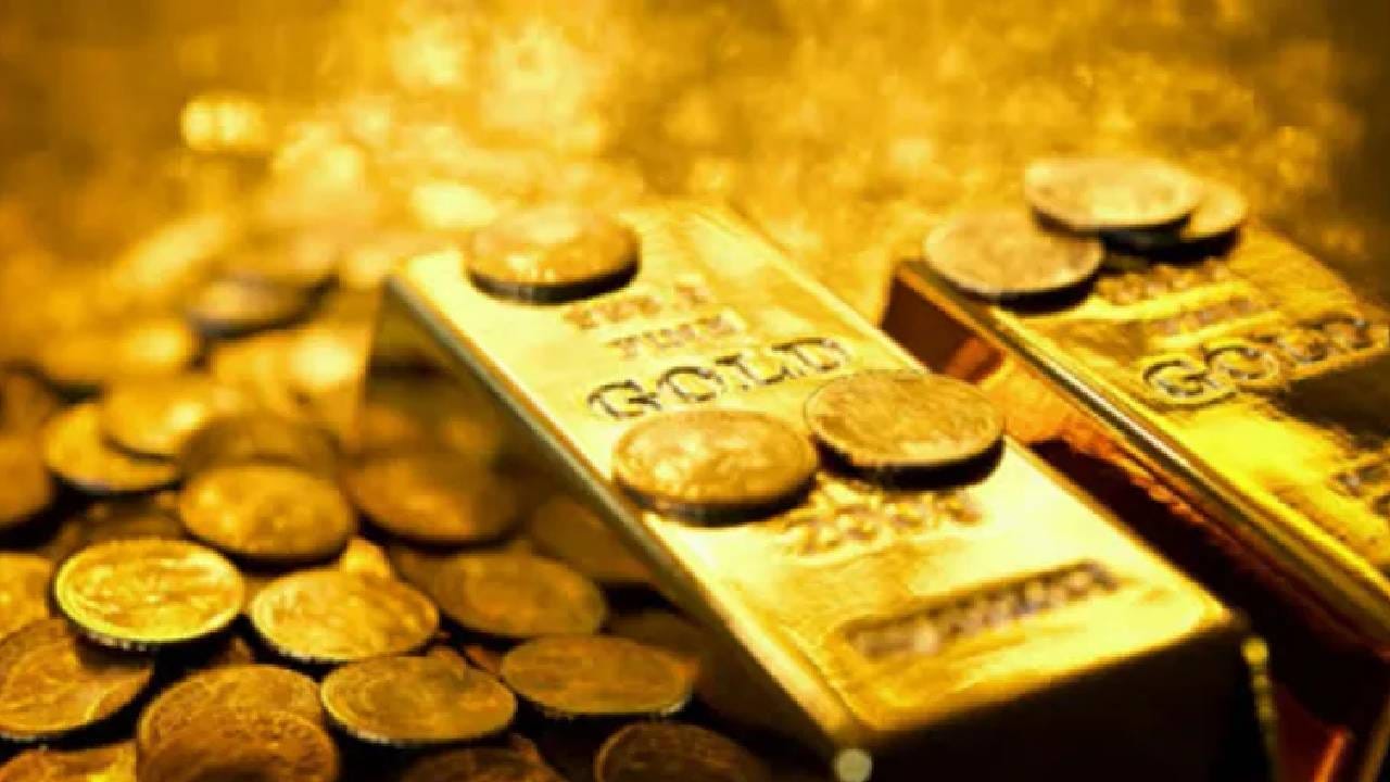 जागतिक मध्यवर्ती बँका मोठ्या प्रमाणात सोने खरेदी करत आहेत. विकसनशील देश डॉलरवरील अवलंबित्व कमी करण्यासाठी सोन्याचे साठे वाढवत आहेत. गोल्डमन सॅक्सच्या अंदाजानुसार, मध्यवर्ती बँका दरमहा सरासरी ६० मेट्रिक टन सोने खरेदी करत आहेत. पोलंडने आपला साठा ७०० टन पर्यंत वाढवण्याचा निर्णय घेतला आहे. चीनची मध्यवर्ती बँक सलग १४ महिन्यांपासून सोने साठवत आहे.