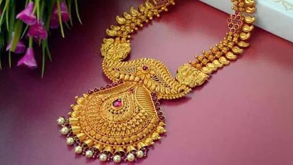 जर तुम्ही सोने-चांदीचे दागिने खरेदी करण्याचा विचार करत असाल किंवा यात गुंतवणूक करण्याचा प्लॅन असाल, तर आजच्या ताज्या किमती तुम्हाला आश्चर्यचकित करू शकतात. २०२६ सालाच्या सुरुवातीला सोने आणि चांदीच्या किमतींनी आकाशाला गवसणी घातली आहे. बाजारातील या प्रचंड वाढीमागे अनेक मोठी कारणे आहेत. ज्यामुळे गुंतवणूकदार आणि सामान्य लोक दोघेही हैराण झाले आहेत. आज म्हणजे १२ जानेवारी २०२६ रोजी बाजारात दागिने खरेदी किंवा गुंतवणूक करण्याचा विचार असल्यास, तुमच्या शहरातील सोने-चांदीचा ताजा भाव जाणून घेणे अत्यंत महत्त्वाचे आहे.