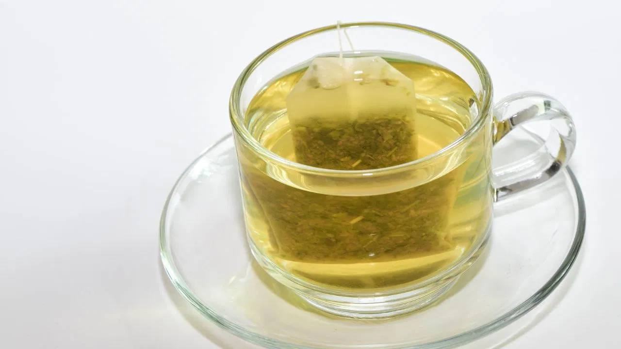 जर रात्री अनावश्यक खाणे टाळायचे असेल तर ग्रीन टी प्यायल्याने अनावश्यक खाणे टाळता येते. यामुळे जास्त खाण्याची क्रेविंग टाळण्यास मदत होते. 