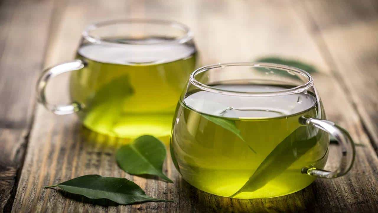 अनेक लोकांची सकाळ 'ग्रीन टी'ने होते. ग्री टी पिल्याने आरोग्याच्या समस्या दूर होतात. मात्र, बरेच लोक सकाळी, दुपारी किंवा फार फार सायंकाळी ग्री टी पितात.