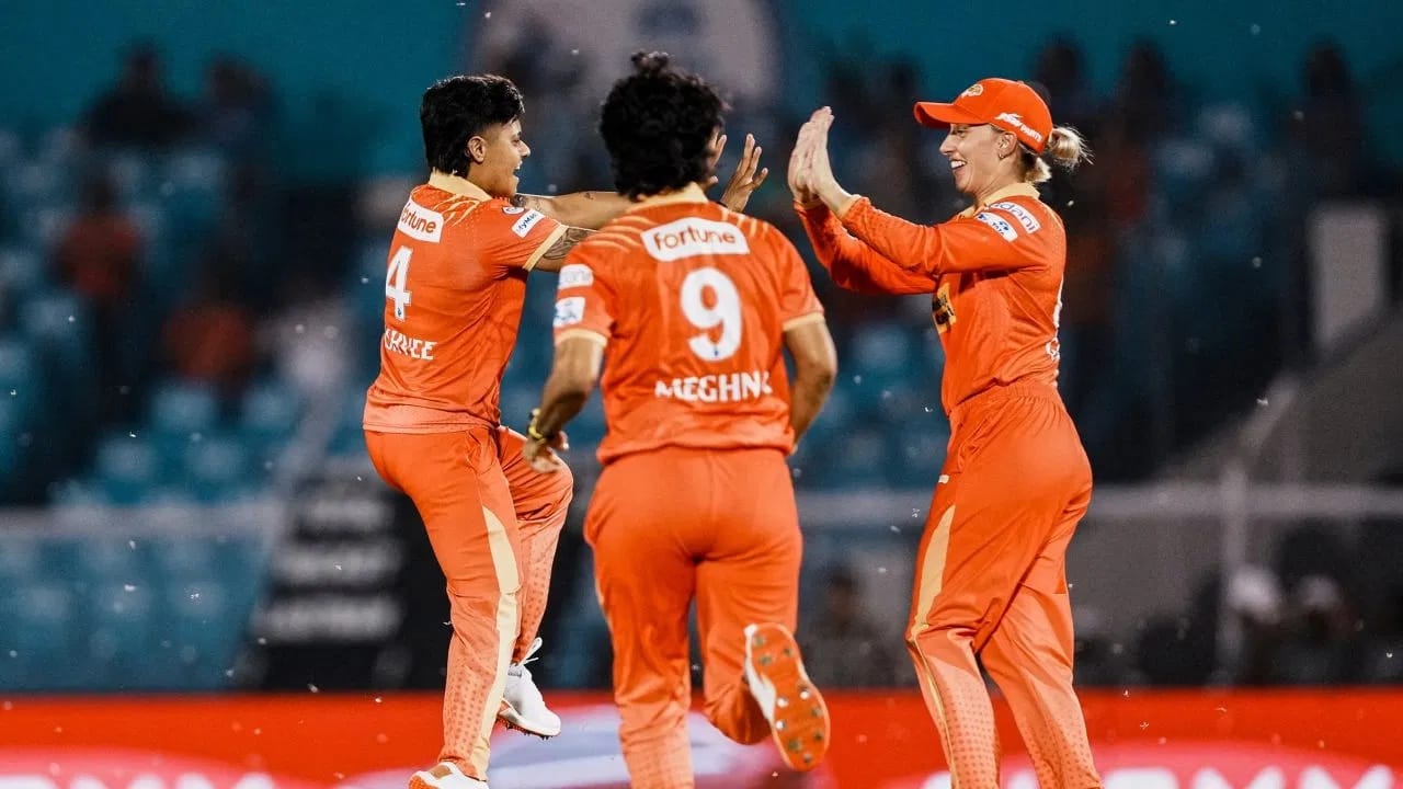 डब्ल्यूपीएल अर्थात वूमन्स प्रीमियर लीग स्पर्धेतील चौथ्या मोसमाला 9 जानेवारीपासून सुरुवात होणार आहे. त्याआधी गुजरात जायंट्सला मोठा झटका लागला आहे. स्टार खेळाडूला दुखापतीमुळे या स्पर्धेतून बाहेर व्हावं लागलं आहे. धक्कादायक म्हणजे गुजरातला बदली खेळाडू मिळणार नाही. (PHOTO CREDIT- PTI)