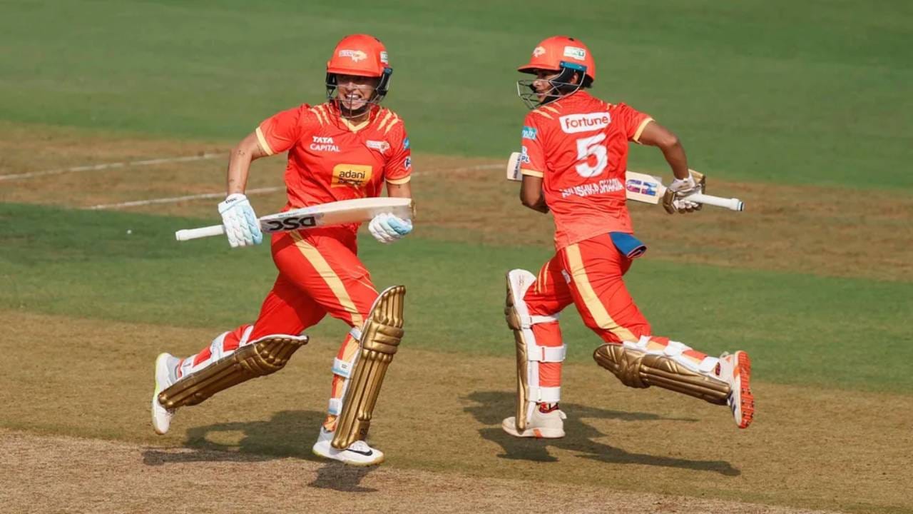 वुमन्स प्रीमियर लीग स्पर्धेत सलग तीन सामने गमावल्यानंतर डीवाय पाटील स्टेडियमवर गुजरात जायंट्सचा हा पहिला विजय आहे. वुमन्स प्रीमियर लीगमध्ये या ठिकाणी यूपी वॉरियर्सचा सहा सामन्यांमधील चौथा पराभव आहे. गुजराज जायंट्सने 2023 मध्ये पहिल्या सामन्यात पराभव, 2024 मध्ये पहिल्या सामन्यात पराभव आणि 2025 मध्ये पहिल्या सामन्यात पराभवाचं तोंड पाहीलं होतं. (Photo: BCCI/WPL)