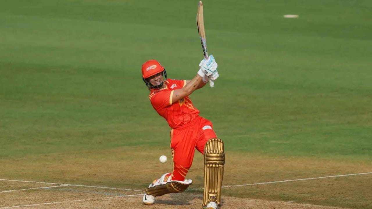 वुमन्स प्रीमियर लीग स्पर्धेतील या सामन्यात 21 षटकार मारले गेले. या स्पर्धेच्या इतिहासातील मारलेले सर्वाधिक षटकार आहेत.2024 मध्ये बेंगळुरू येथे झालेल्या आरसीबी विरुद्ध दिल्ली कॅपिटल्स सामन्यात 19 आहेत. युपी वॉरियर्सचे 11 षटकार मारले, हे स्पर्धेतील एका सामन्यात सर्वाधिक मारलेले संयुक्त षटकार आहेत. (Photo: BCCI/WPL)