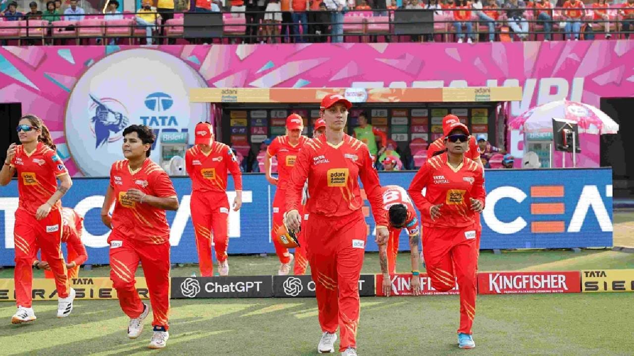 वुमन्स प्रीमियर लीग 2026 चा दुसरा सामना आज गुजरात जायंट्स आणि यूपी वॉरियर्स यांच्यात खेळला गेला. नवी मुंबईतील डीवाय पाटील स्टेडियमवर झालेल्या सामन्यात यूपीने नाणेफेक जिंकून गुजरातला फलंदाजीची संधी दिली. यात  गुजरात संघाने 208 धावांचे मोठे लक्ष्य दिले. यूपी वॉरियर्स 197 धावांपर्यंत मजल मारू शकला आणी १० धावांनी पराभव पत्करावा लागला. (Photo: BCCI/WPL)