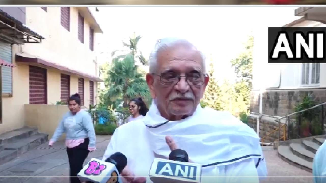 ज्येष्ठ लेखक, कवी, गीतकार गुलजार यांनीही मुंबईत आज मतदानाचे कर्तव्य पूर्ण केलं. आपली मुळं देशात घट्ट रुजलेली आहे. मतदान करून या मुळांची आणि लोकशाहीची काळजी घेणं गरजेचं आहे. त्ायमुळे आपल्या देशाप्रती असलेलं मतदानाचं कर्तव्य अव्शय निभवा, असं गुलजार म्हणाले.