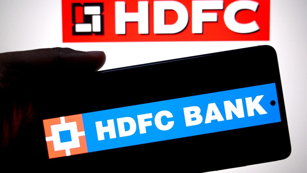 जर तुम्हाला ६० लाख रुपयांचे गृहकर्ज घ्यायचे असेल आणि तुम्ही त्याचे नियोजन करत असाल, तर काही महत्त्वाच्या गोष्टी समजून घेणे आवश्यक आहे. ६० लाखांचे कर्ज फेडण्यासाठी ३० वर्षांचा कालावधी हा सर्वात सोयीचा मानला जातो. कारण यामुळे दरमहा खिशावर पडणारा भार कमी होतो.