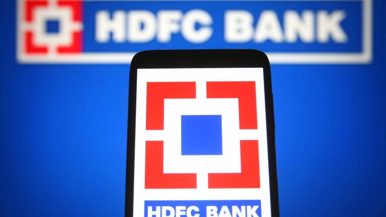 याचे साधे गणित असे की, तुमच्या हातात येणाऱ्या पगारातील निम्मी ५० टक्के रक्कम घरखर्चासाठी आणि उरलेली निम्मी रक्कम कर्जाच्या हप्त्यासाठी वापरली जाऊ शकते, असे बँक गृहीत धरते. जर तुमचा पगार ८८,००० पेक्षा कमी असेल, तर बँक तुम्हाला ६० लाखांऐवजी थोडे कमी कर्ज देऊ शकते.