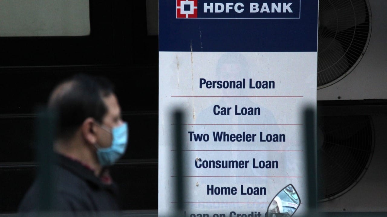 तसेच, तुमचा क्रेडिट स्कोअर (CIBIL Score) ७५० च्या वर असेल, तर तुम्हाला सर्वात कमी व्याजदराचा फायदा मिळतो. पण लक्षात ठेवा, जर तुमचे आधीच एखादे पर्सनल लोन किंवा कार लोन सुरू असेल, तर तुमची कर्ज मिळण्याची क्षमता कमी होऊ शकते.