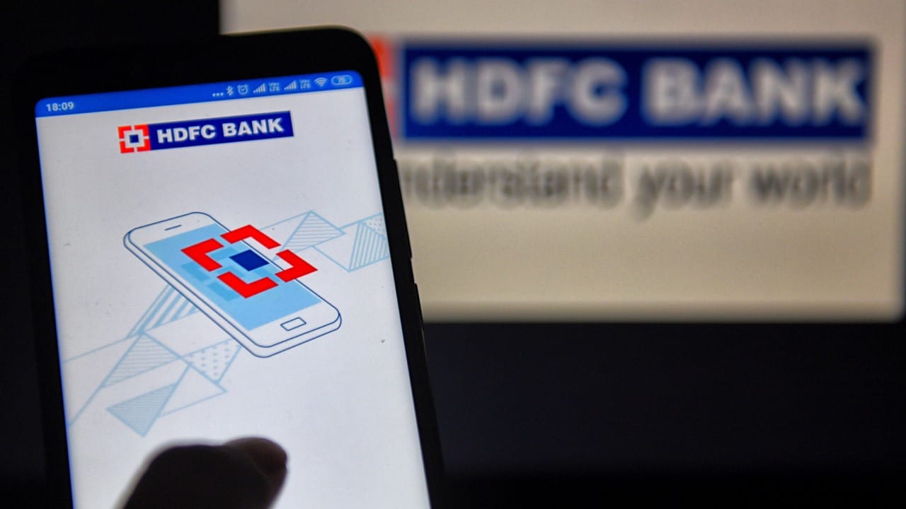 जर तुमचा पगार कमी असेल आणि तुम्हाला ६० लाखांचेच कर्ज हवे असेल, तर तुम्ही कुटुंबातील इतर कमावत्या व्यक्तीला (उदा. पती/पत्नी) सह-अर्जदार म्हणून जोडू शकता, ज्यामुळे दोघांचा पगार मिळून तुम्हाला मोठ्या रकमेचे कर्ज सहज मिळू शकेल.