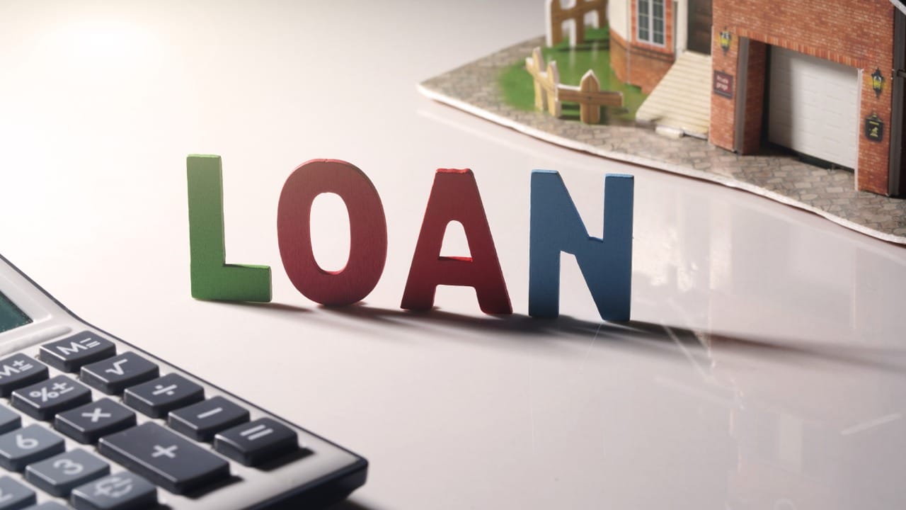 तुमच्या स्वप्नातील हक्काचे घर खरेदी करण्यासाठी केवळ इच्छाशक्ती असून चालत नाही, तर त्यासाठी योग्य आर्थिक नियोजन, उत्पन्नाचा खात्रीशीर स्रोत आणि बँकेच्या नियमानुसार आवश्यक असलेल्या सर्व कायदेशीर कागदपत्रांची अचूक पूर्तता करणे हाच तुमच्या यशाचा खरा आणि सोपा मार्ग आहे.