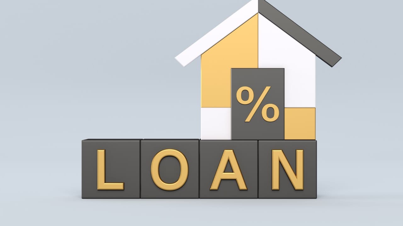 रिझर्व्ह बँकेने (RBI) रेपो दरात कपात केल्यामुळे सध्या गृहकर्ज स्वस्त झाले आहे. गृहकर्ज घेताना एक गोष्ट लक्षात ठेवावी की, जेवढा जास्त कालावधी तुम्ही निवडाल, तेवढा तुमचा मासिक हप्ता कमी असेल, पण बँकेला परत द्यावे लागणारे एकूण व्याज मात्र जास्त असेल.