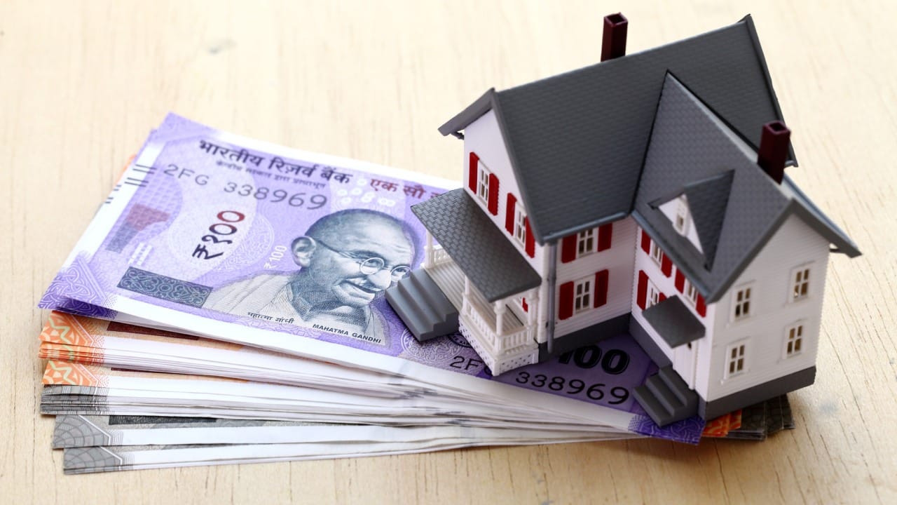 ७.९० टक्के व्याजदराप्रमाणे या कर्जाचा मासिक हप्ता (EMI) साधारण ४४,००० रुपयांच्या आसपास येतो.  बँकेच्या नियमानुसार यासाठी तुमचा मासिक पगार किमान ८८,००० रुपये असणे गरजेचे आहे.