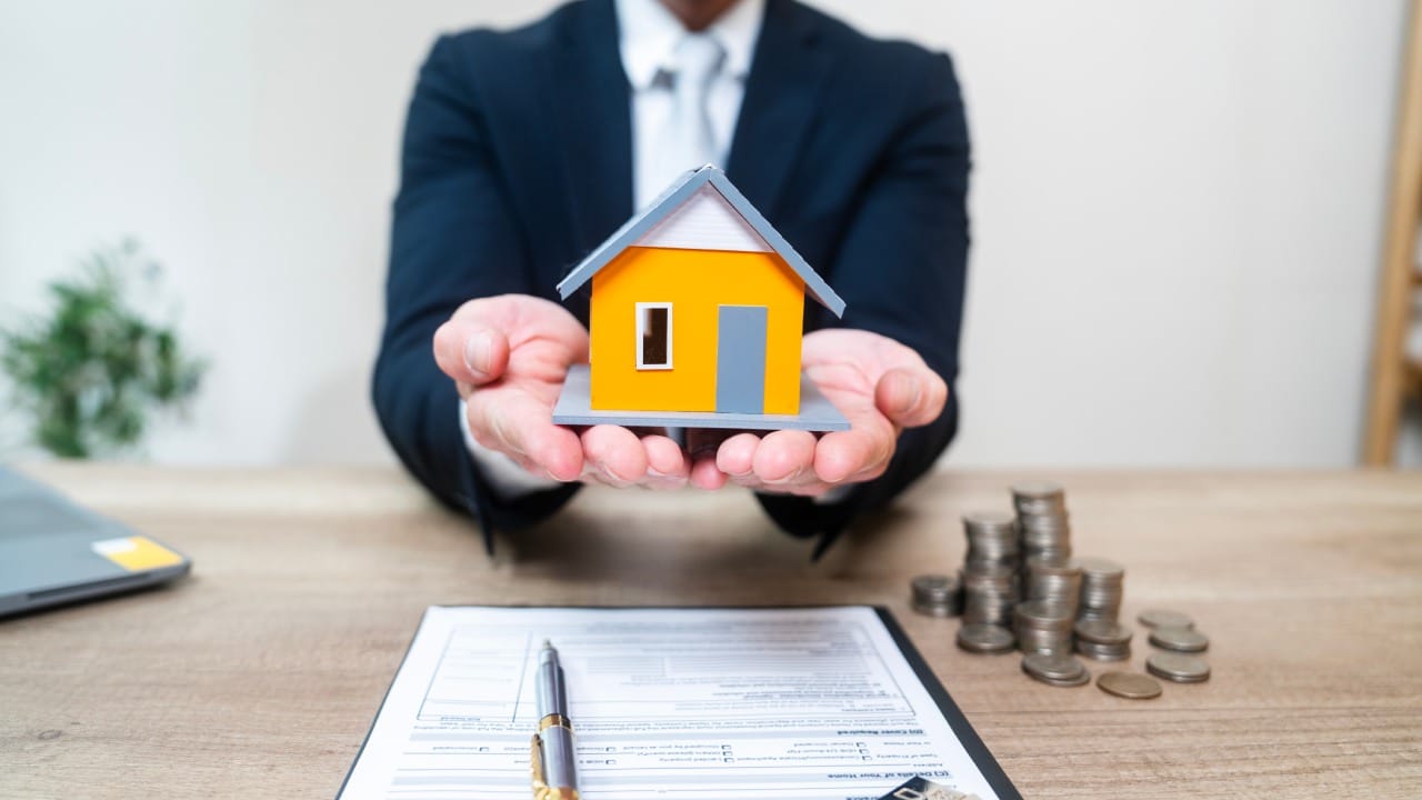 आपले स्वत:चे हक्काचे घर असावे, असे अनेक मध्यमवर्गीयांचे स्वप्न असते. आता घर घेण्याचे हे स्वप्न मध्यमवर्गीयांच्या आवाक्यात येत आहे. देशातील आघाडीची खाजगी बँक एचडीएफसी (HDFC) सध्या ७.९० टक्के या आकर्षक व्याजदराने गृहकर्ज देत आहे.