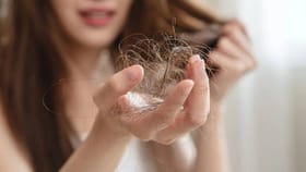 केस गळतीशी झुंजत आहात का? आयुर्वेदिक डॉक्टरांनी सुचवली 'ही' केस..