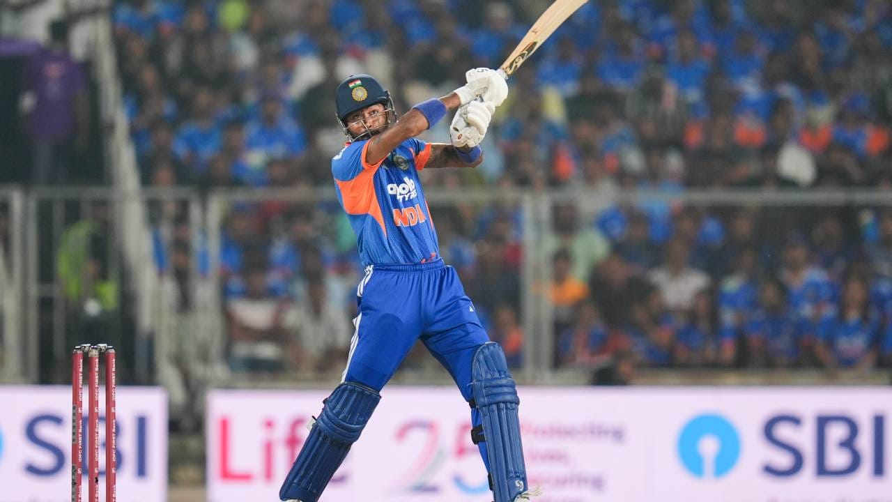 भारत विरुद्ध न्यूझीलंड पाचव्या टी20 सामन्यात दोन्ही देशांचे मिळून एकूण 36 षटकार पडले. टी20 आंतरराष्ट्रीय क्रिकेटमधील दुसरे सर्वाधिक षटकार आहे. बल्गेरिया विरुद्ध जिब्राल्टर सोफिया या देशात झालेल्या सामन्यात 41 षटकार मारले गेले आहेत. या सामन्यात वेस्ट इंडिज आणि दक्षिण अफ्रिका सामन्यातील 35 षटकारांचा विक्रम मोडला. (Photo- BCCI Twitter)