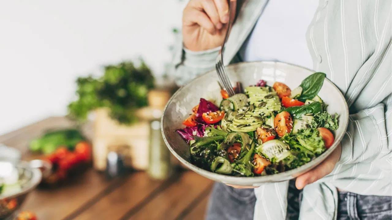 हिवाळा जवळपास सर्वांनाच आवडतो. विशेष म्हणजे हिवाळ्यात मार्केटमध्ये ताज्या ताज्या भाज्या आणि फळे येतात. शिवाय थंडीमध्ये सकाळी व्यायाम करण्याची मजाच काही वेगळी आहे.