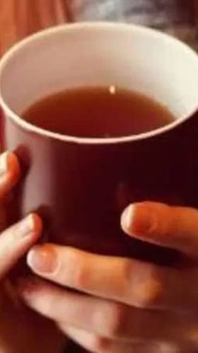 तुम्हालाही सकाळी उपाशी पोटी चहा पिण्याची सवय आहे का? मग एकदा हा व्हिडीओ बघाच