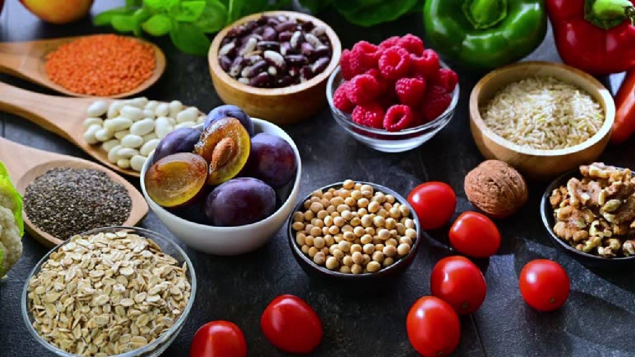 शिवाय गव्हाच्या चपातीऐवजी आपण दररोजच्या आहारात मिक्स पीठाची भाकरी खाल्ली पाहिजे, ज्यामुळे आरोग्याच्या अनेक समस्या या दूर होण्यास मदत होते. 