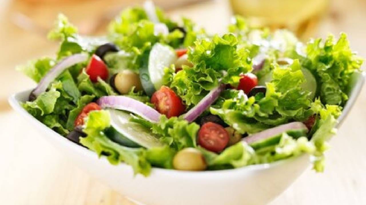 फक्त पालेभाज्याच नाही तर पालेभाज्यांसोबतच जवस, सूर्यफुलाच्या बिया आणि भोपळ्याच्या बियांचाही आहारात समावेश करायला हवा. 