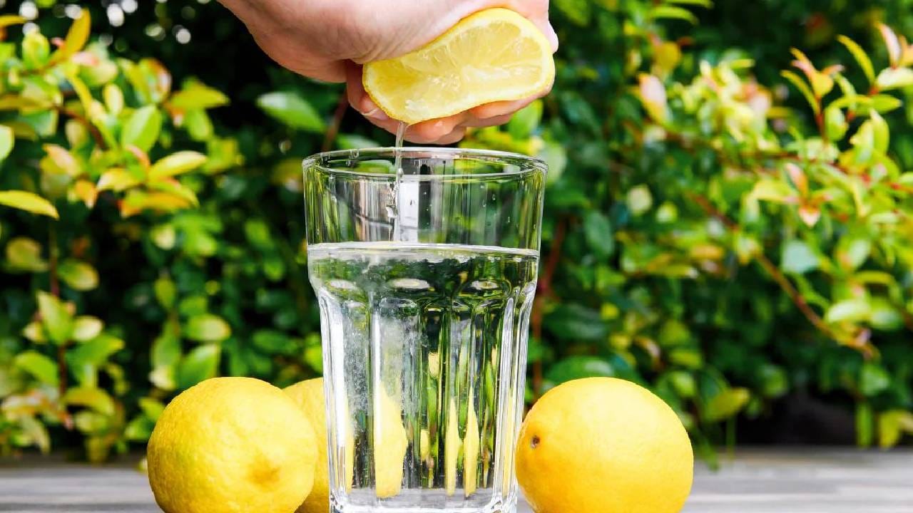 हे पाणी उपाशी पोटी प्या, ज्यामुळे आरोग्याच्या असंख्य समस्या दूर होण्यास मदत होते. शिवाय यामुळे रोगप्रतिकारक शक्ती वाढण्यासही मदत होते. 